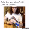 OMG,  il résout un rubik's cube en 5 sec!!!!