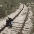 Hombre es golpeado por un tren :(