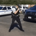 Policía peleando con un paraguayo
