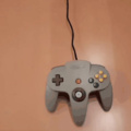 A forma correta de segurar um controle de Nintendo 64