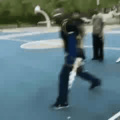 Negro trilouco jogando vôlei