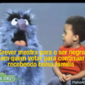 ...... Grover se mostra humano ao conversar com um menino negro tetraloucamente