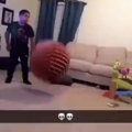 Rei momo decide molestar sua escrava sexual com uma bola