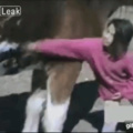 niña furri intenta coger un caballo *sale mal*